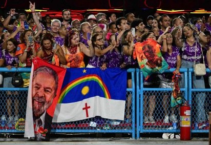 Pessoas assistem à apresentação da escola de samba Acadêmicos de Niterói durante a noite de abertura do Carnaval do Rio, no Sambódromo da Marquês de Sapucaí, no Rio de Janeiro, Brasil, em 15 de fevereiro de 2026       -  (crédito: PABLO PORCIUNCULA / AFP) -Pessoas assistem à apresentação da escola de samba Acadêmicos de Niterói durante a noite de abertura do Carnaval do Rio, no Sambódromo da Marquês de Sapucaí, no Rio de Janeiro, Brasil, em 15 de fevereiro de 2026       -  (crédito: PABLO PORCIUNCULA / AFP)