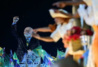       Um carro aleg&oacute;rico representando o presidente brasileiro Luiz In&aacute;cio Lula da Silva, da escola de samba Acad&ecirc;micos de Niter&oacute;i, &eacute; visto durante a noite de abertura do Carnaval do Rio, no Samb&oacute;dromo Marqu&ecirc;s de Sapuca&iacute;, no Rio de Janeiro, Brasil, em 15 de fevereiro de 2026 -  (crédito: PABLO PORCIUNCULA / AFP) -      Um carro aleg&oacute;rico representando o presidente brasileiro Luiz In&aacute;cio Lula da Silva, da escola de samba Acad&ecirc;micos de Niter&oacute;i, &eacute; visto durante a noite de abertura do Carnaval do Rio, no Samb&oacute;dromo Marqu&ecirc;s de Sapuca&iacute;, no Rio de Janeiro, Brasil, em 15 de fevereiro de 2026 -  (crédito: PABLO PORCIUNCULA / AFP)