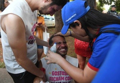Deputado Distrital Fábio Felix é atendido por brigadistas após ser atingido por spray de pimenta -  (crédito: Marcelo Ferreira/CB/DA Press)