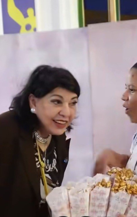 Roberta Miranda surpreende vendedora e compra todas suas pipocas.  -  (crédito: Reprodução/RedesSociais)