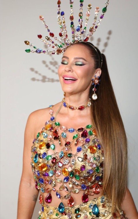 Paolla Oliveira exibiu um look na Sapucaí com muitas pedrarias, criado pelo estilista Caio Vinícius, complementado com acessórios exclusivos da designer Ana Catalina. -  (crédito: Reprodução/RedesSociais)