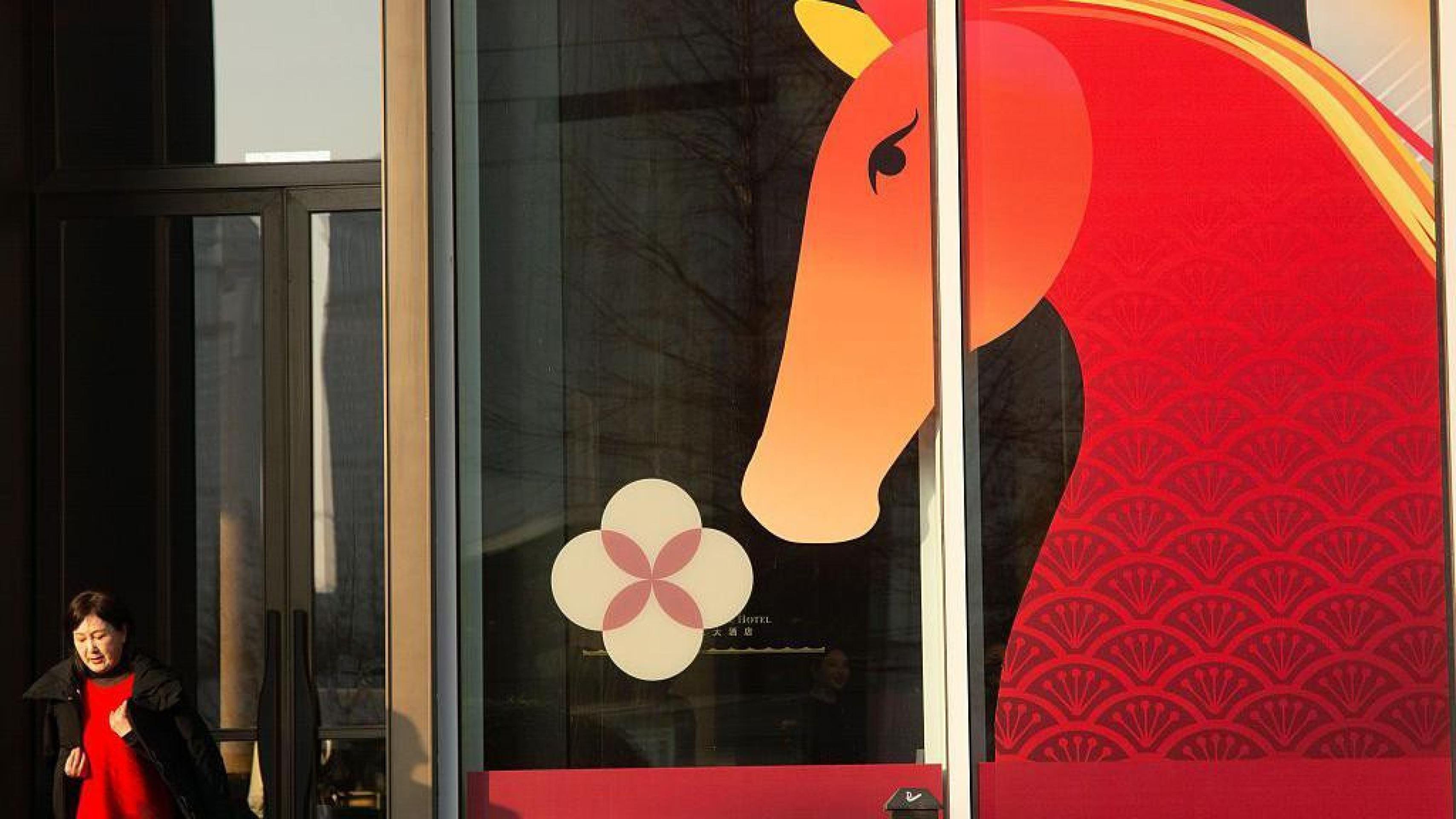 Barcos decorados com lanternas iluminadas em forma de cavalo  -  (crédito: Getty Images)