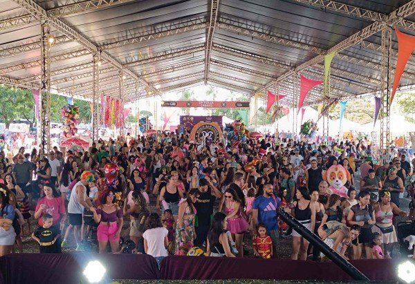Bloco Baratona leva foli&otilde;es ao Parque da Cidade nesta segunda-feira (16/2) -  (crédito: Ana Carolina Alves/CB)