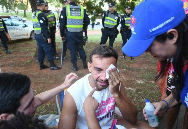  16.02.2026 Marcelo Ferreira CB/DA Press. Carnaval 2026.Dep. Distrital Fábio Felix é atendido por brigadistas.  -  (crédito:  Marcelo Ferreira CB/DA Press)
