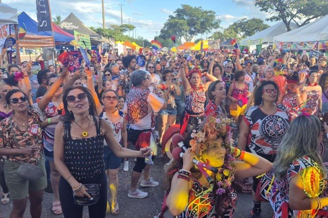 Concentra Mas Não Sai reúne foliões de todas as idades em festa sem desfile, marcada por música, segurança e clima acolhedor
