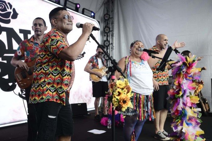 Concentra Mas Não Sai reúne foliões de todas as idades em festa sem desfile, marcada por música, segurança e clima acolhedor