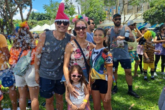 Marina Lira e Lara Pereira chegaram cedo para curtir o frevo e as diversas atrações do bloco Galinho