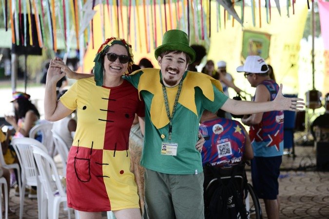 Raquel Boing e o filho Francisco Boing, que tem autismo