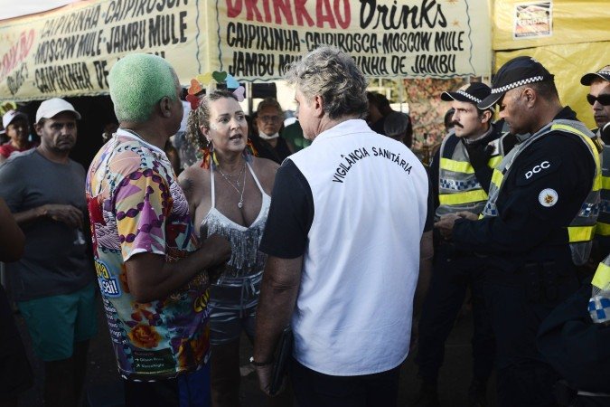  16/02/2026. Crédito: Minervino Júnior/CB/D.A Press. Brasil.  Brasilia - DF. Carnaval 2026 Bloco Concentra mas não sai no estacionamento do Clube Minas Brasília. Vigilância sanitária fazendo inspeção.