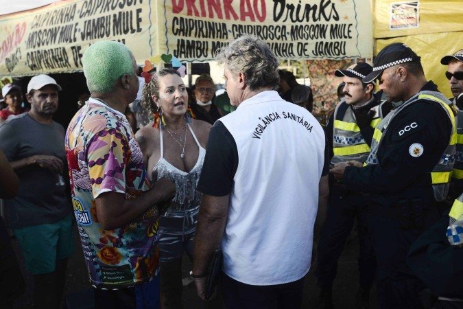  16/02/2026. Crédito: Minervino Júnior/CB/D.A Press. Brasil.  Brasilia - DF. Carnaval 2026 Bloco Concentra mas não sai no estacionamento do Clube Minas Brasília. Vigilância sanitária fazendo inspeção.