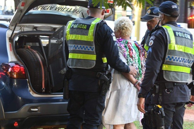  16.02.2026 Marcelo Ferreira CB/DA Press. Carnaval 2026. Coordenadora do bloco REBU Dayse hansa sendo presa