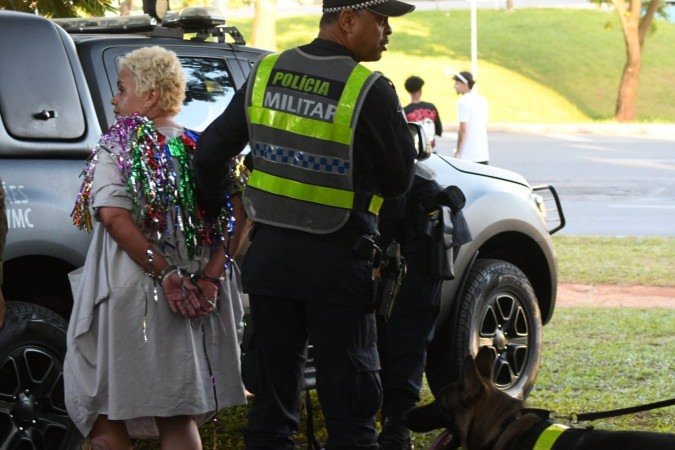  16.02.2026 Marcelo Ferreira CB/DA Press. Carnaval 2026. Coordenadora do bloco REBU Dayse hansa sendo presa