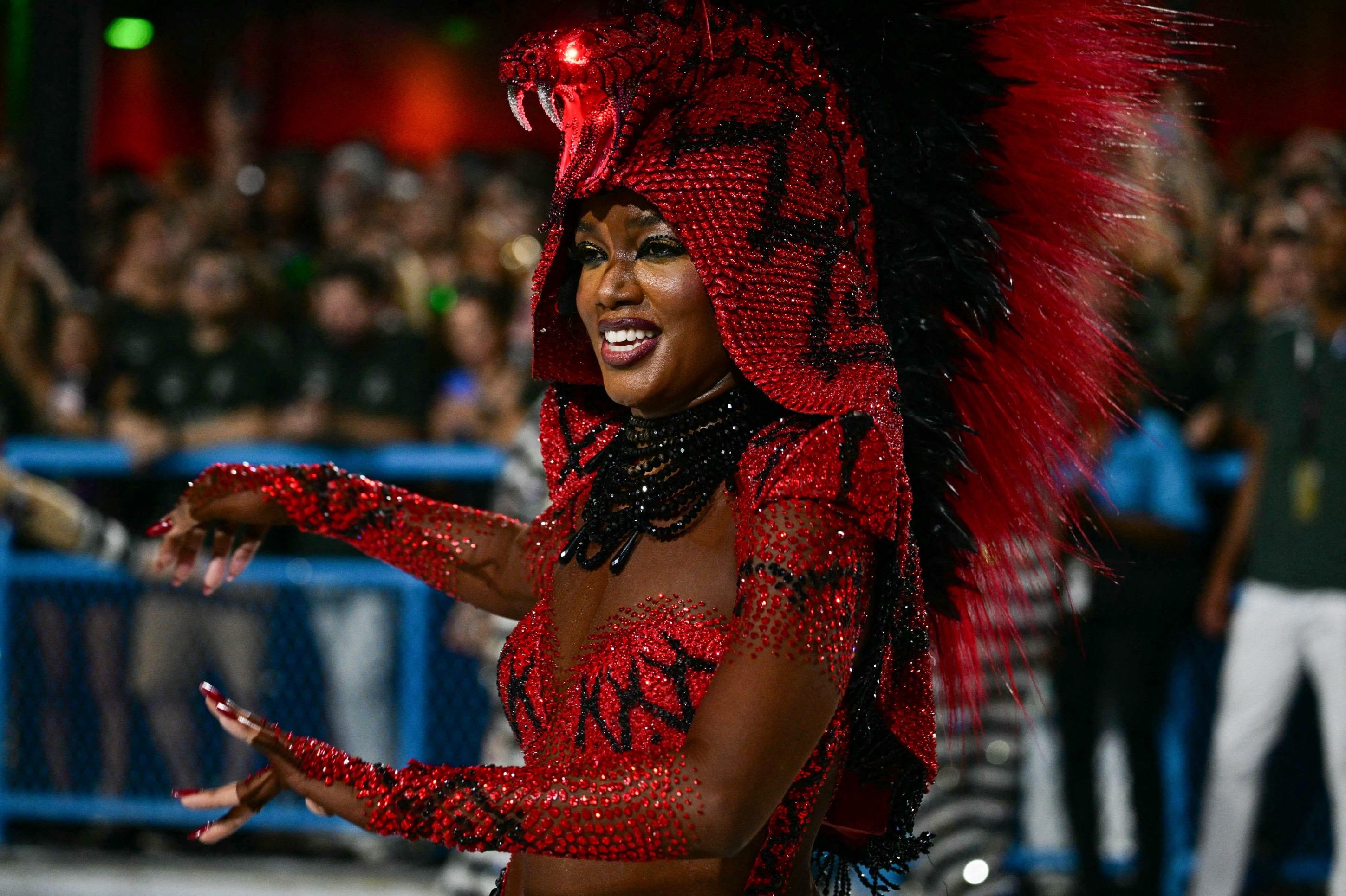 A cantora Iza, rainha de bateria da Imperatriz Leopoldinense, durante desfile na Marqu&ecirc;s de Sapuca&iacute;