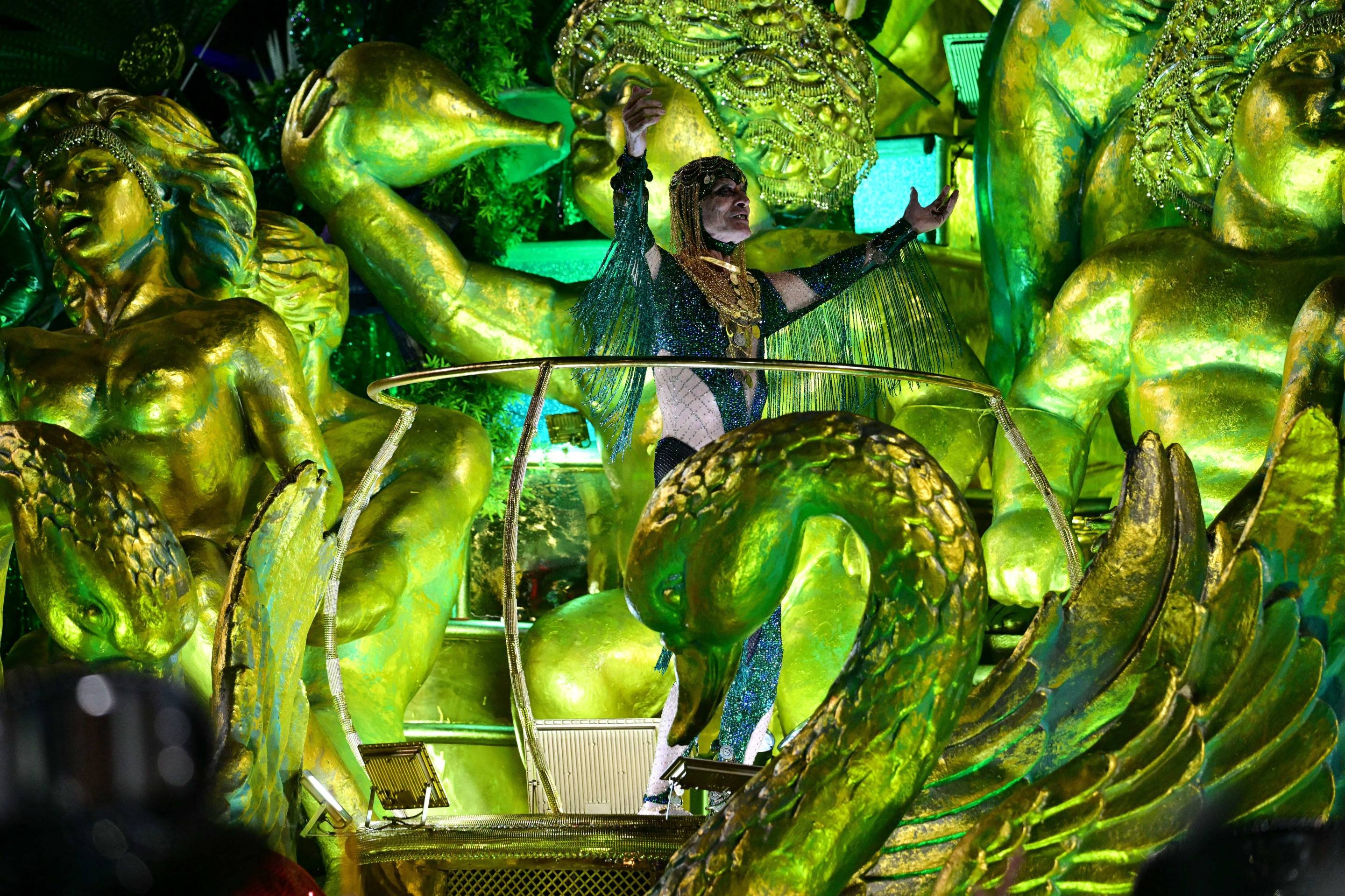 Ney Matogrosso, homenageado pela escola Imperatriz Leopoldinense, participou do desfile como destaque no &uacute;ltimo carro e celebrou a apresenta&ccedil;&atilde;o