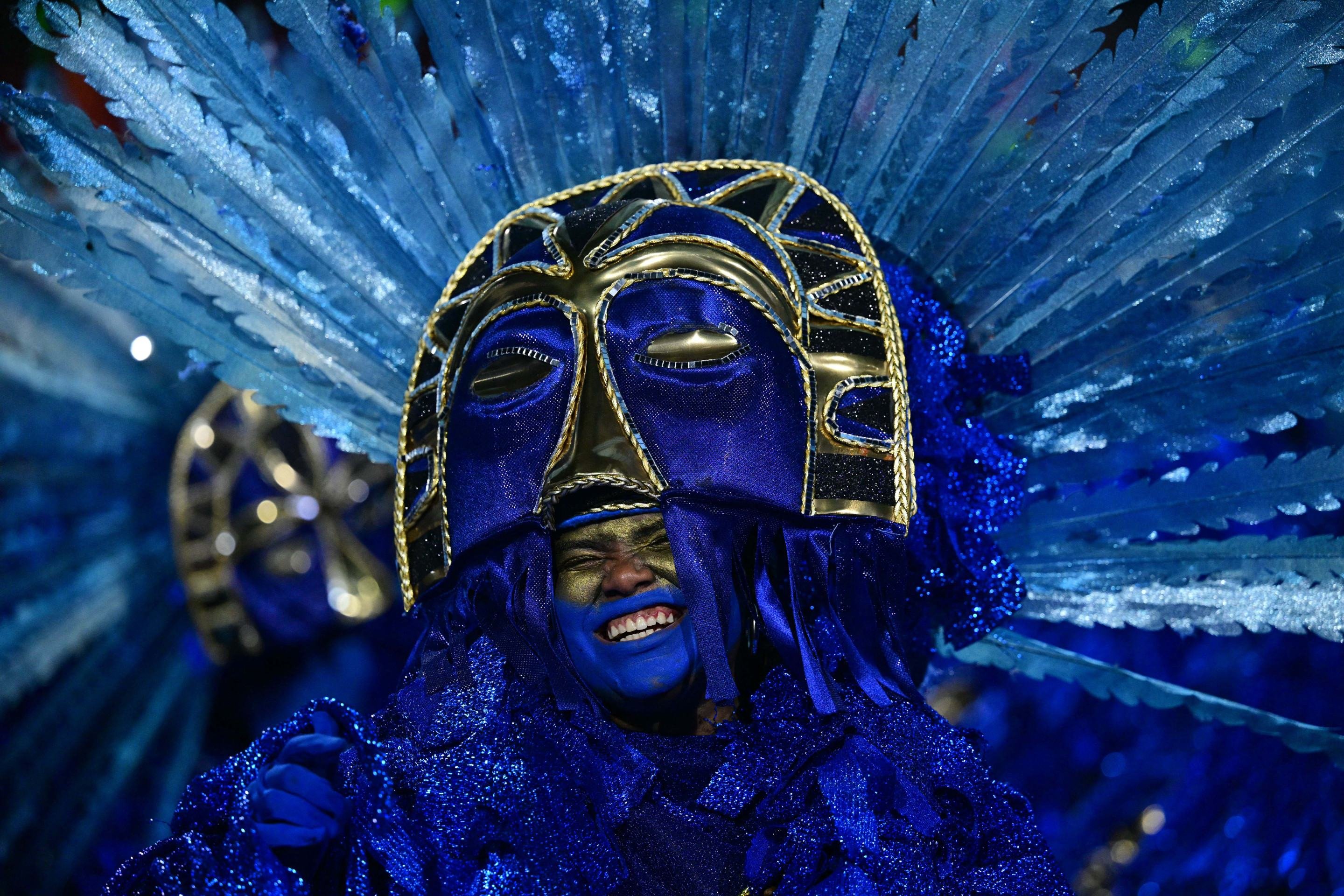 Uma foli&atilde; da escola de samba Portela, cujo enredo exaltou a hist&oacute;ria e a for&ccedil;a do povo negro no Rio Grande do Sul