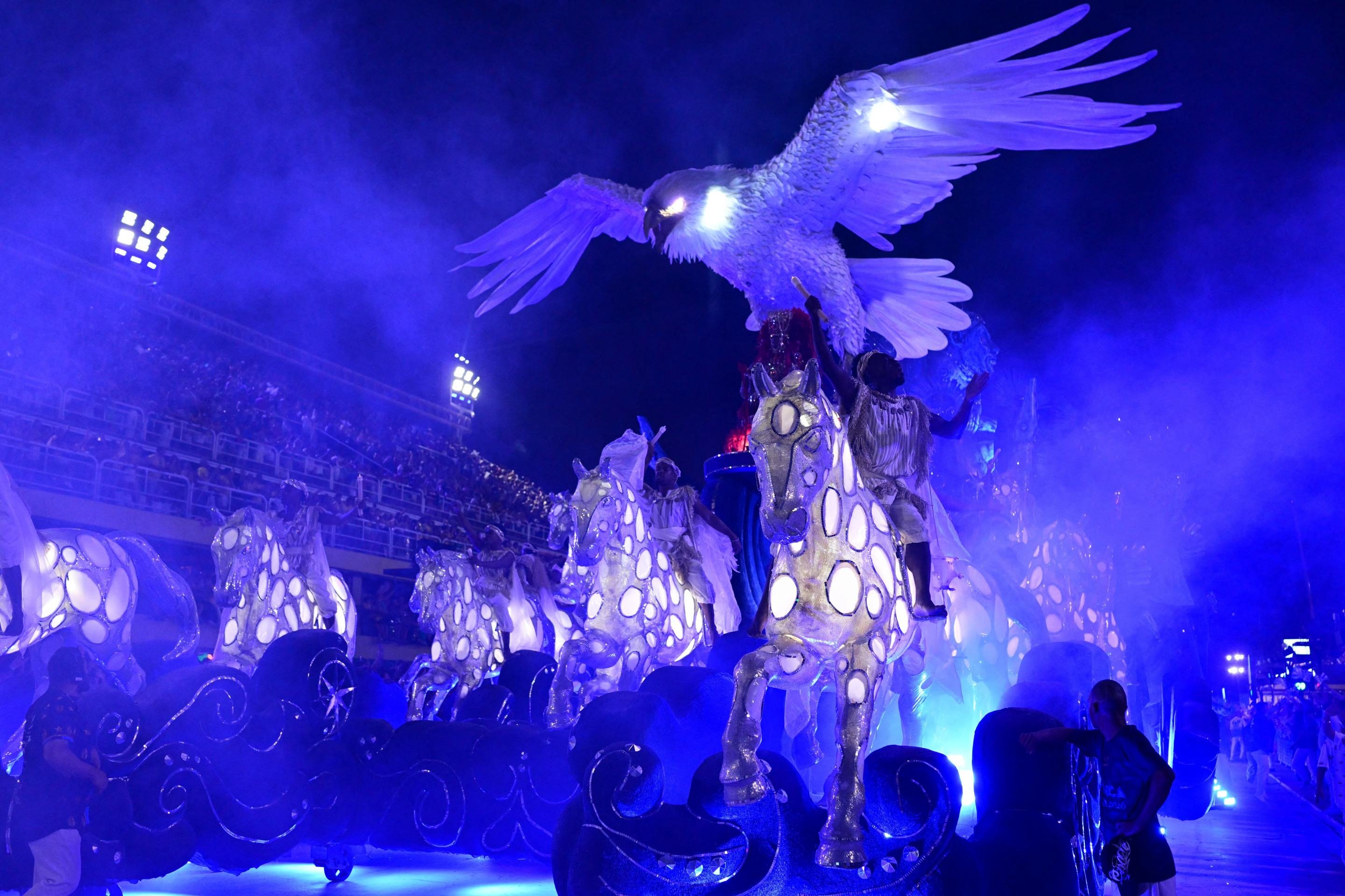 A Portela concluiu o desfile com os &uacute;ltimos componentes atravessando o port&atilde;o da dispers&atilde;o a um minuto do fim do tempo regulamentar