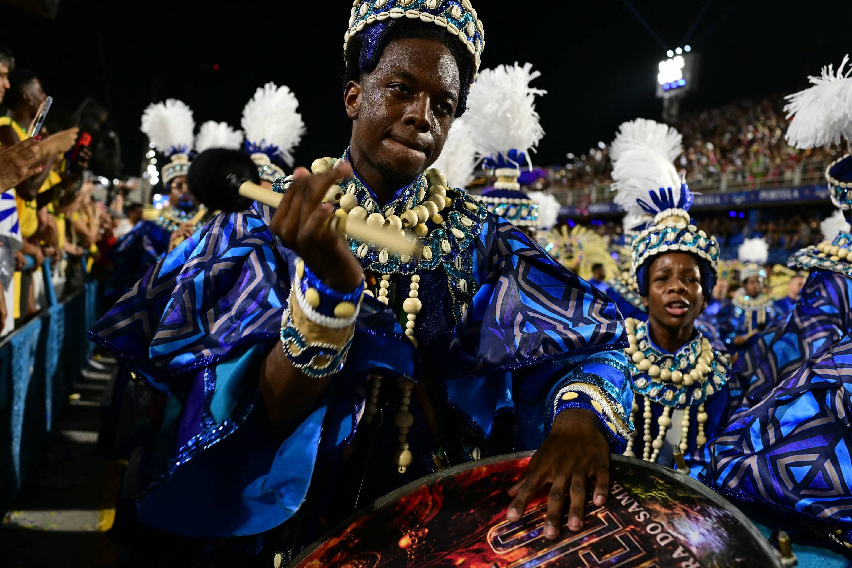  A Portela foi a terceira escola a desfilar. A agremia&ccedil;&atilde;o levou para a Sapuca&iacute; um enredo constru&iacute;do a partir do di&aacute;logo simb&oacute;lico entre o orix&aacute; Bar&aacute; e o Negrinho do Pastoreio