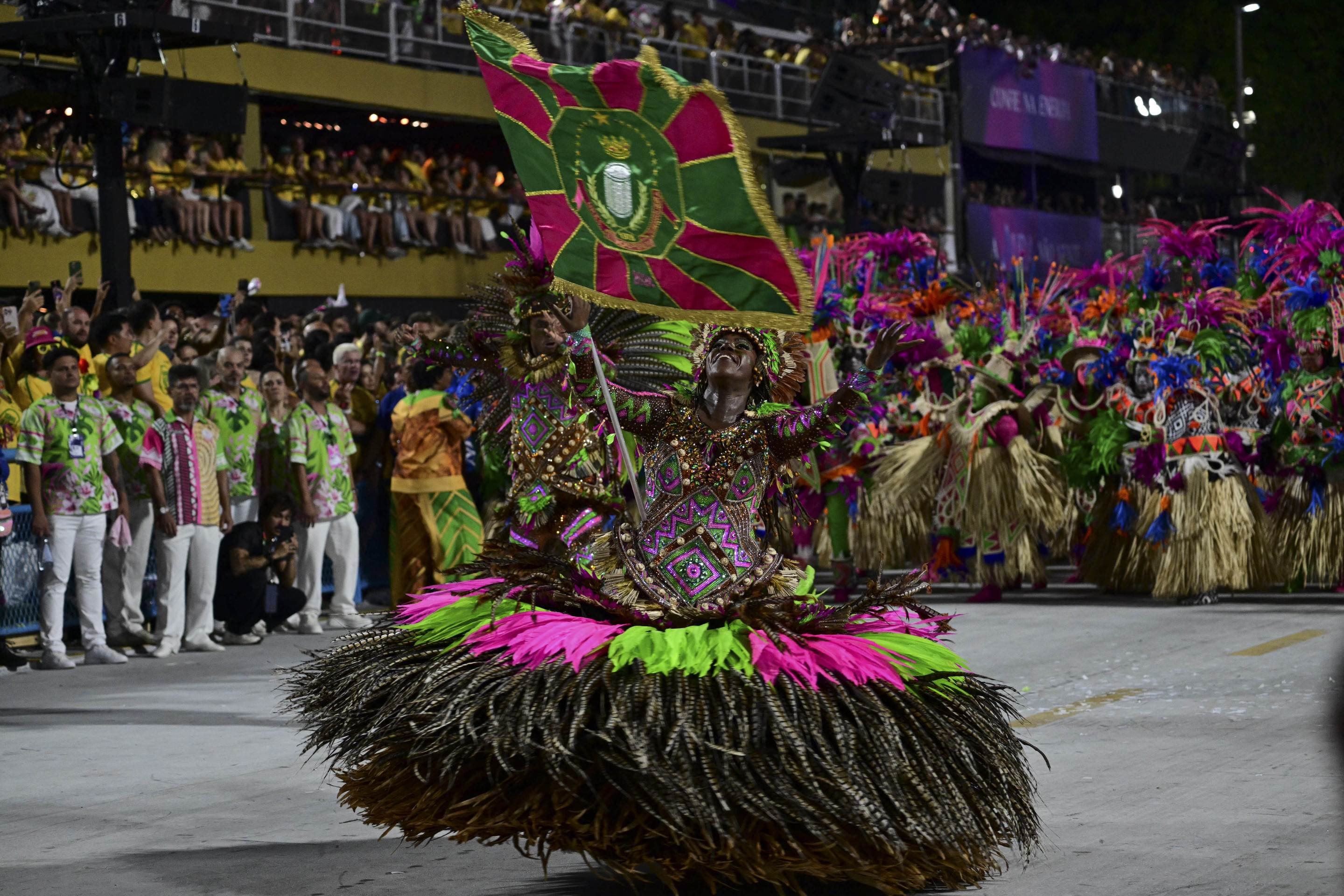 A Esta&ccedil;&atilde;o Primeira de Mangueira apresentou o enredo 