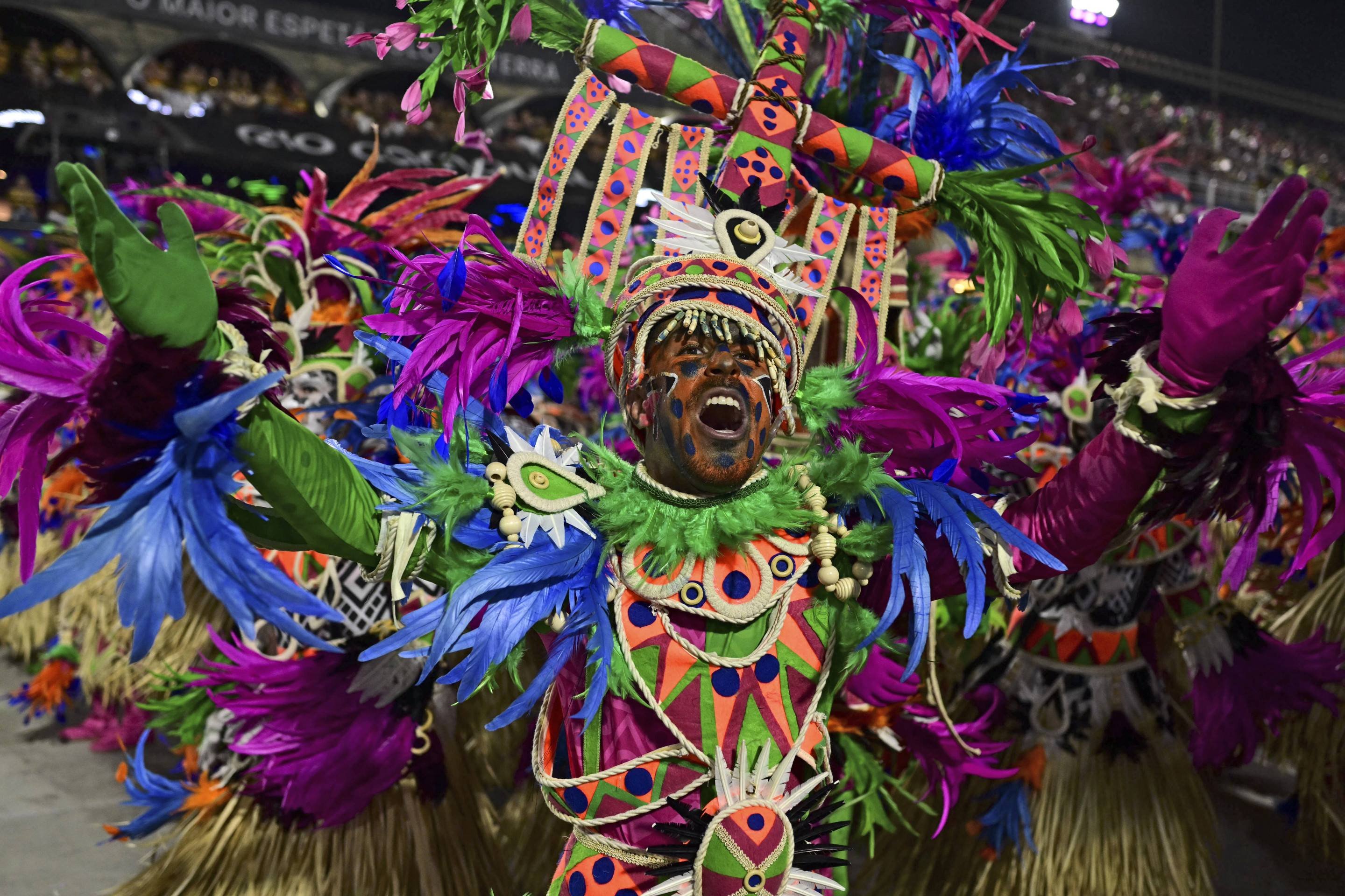 a Esta&ccedil;&atilde;o Primeira de Mangueira apresentou o enredo 