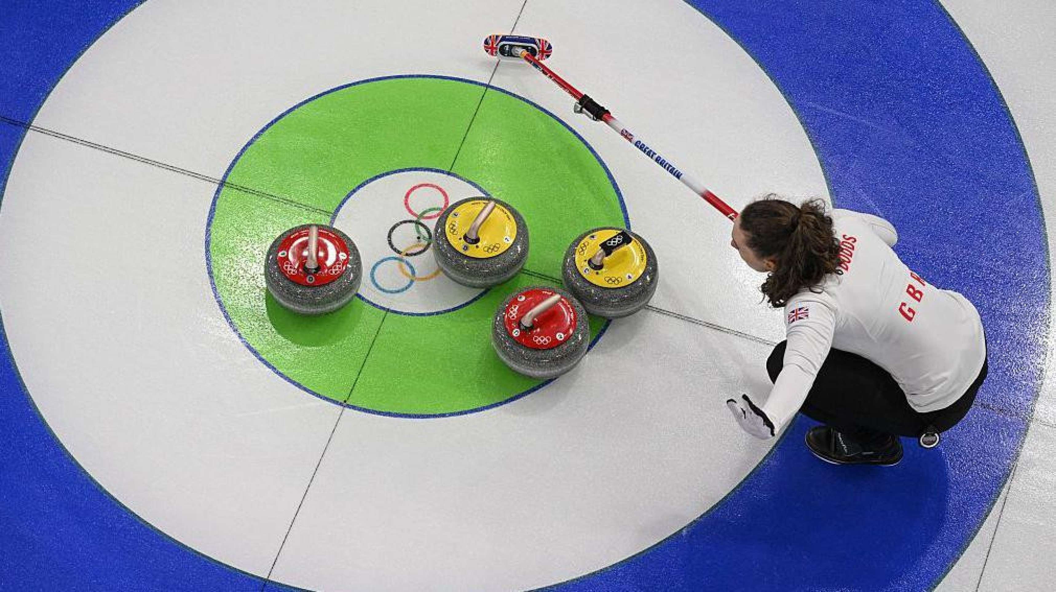 Uma pista de curling pode parecer lisa, mas a superfície é 'granulada' para reduzir o atrito entre a pedra e o gelo -  (crédito: Getty Images)