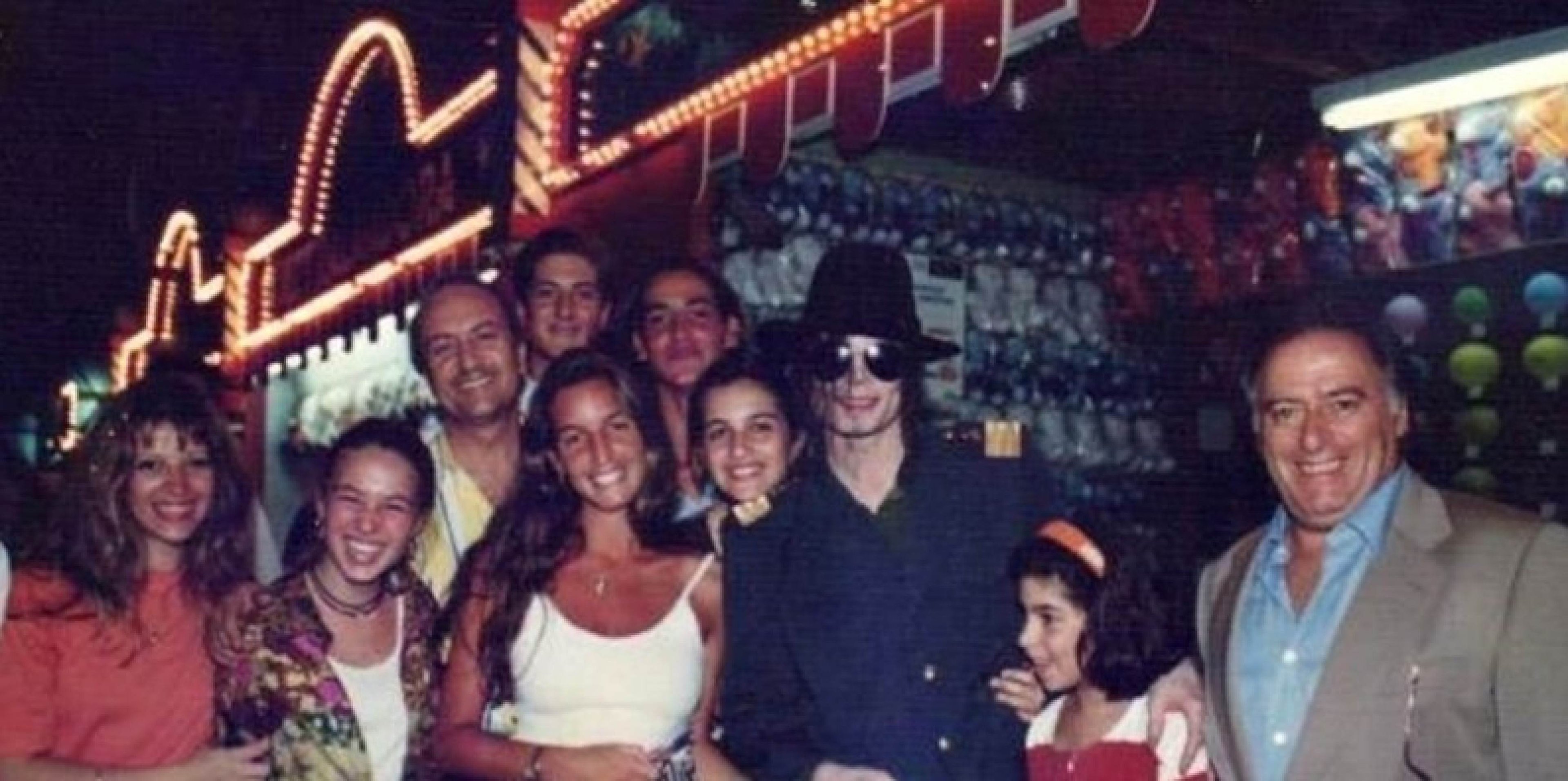 Cantor Michael Jackson com convidados no Playcenter ao lado do dono do parque, Marcelo Gutglas, em 1991