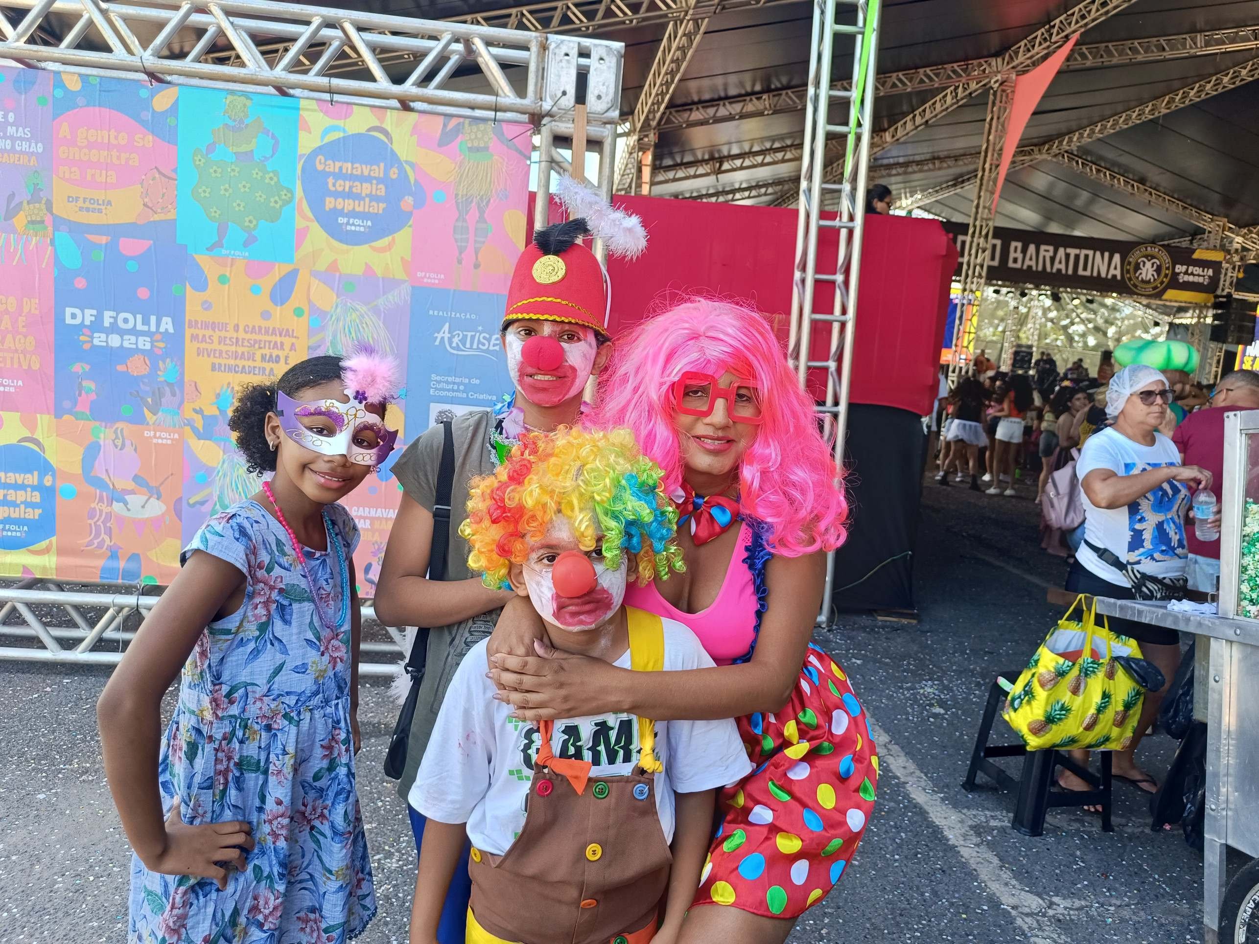 Sara Santos, Davi, Isaque e Maia se inspiraram no universo do circo para as fantasias no Bloco Baratona     