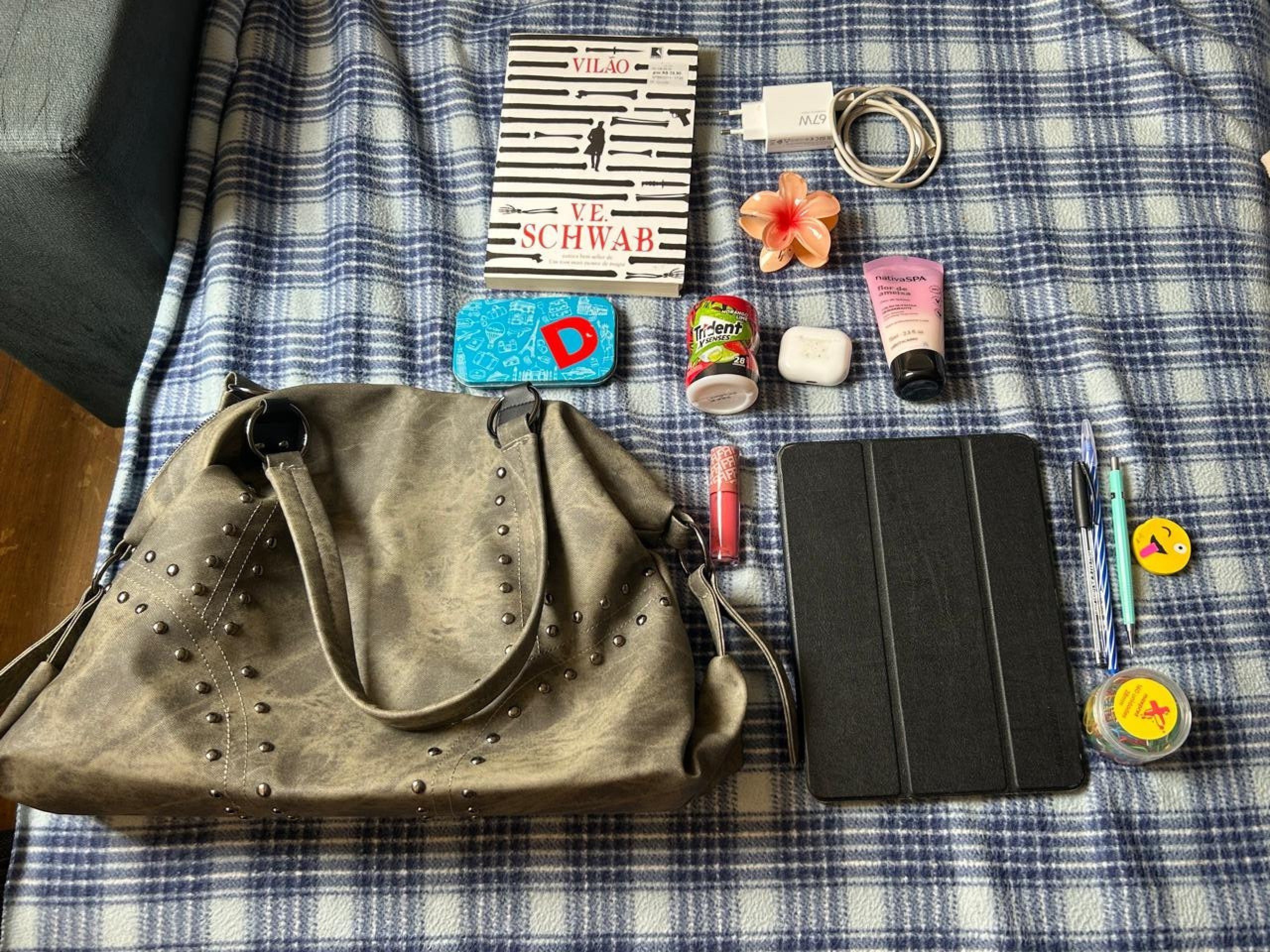 Entre acessórios e objetos: o que cabe na bolsa de uma mulher?