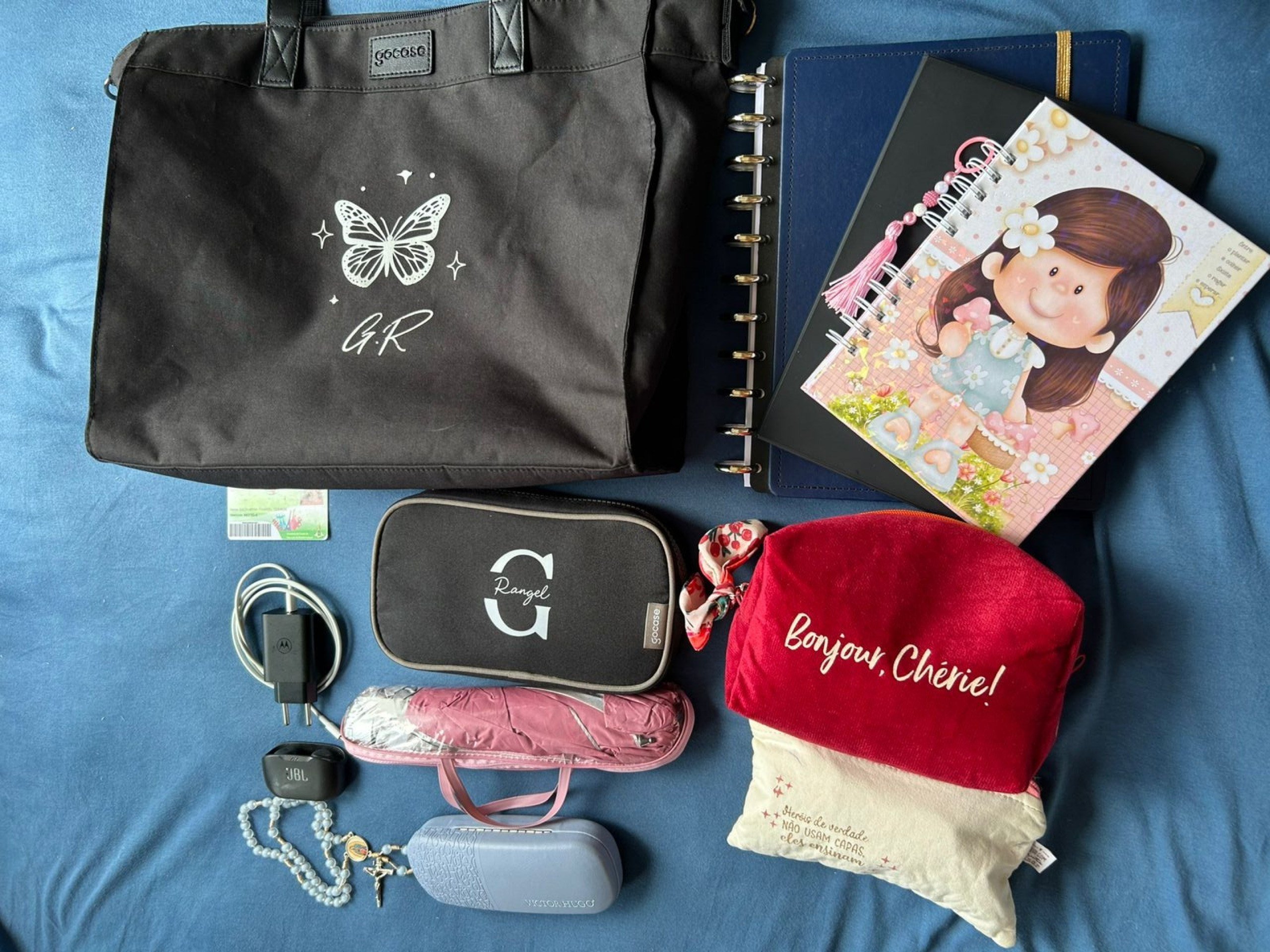 Geovanna arruma a bolsa com frequ&ecirc;ncia