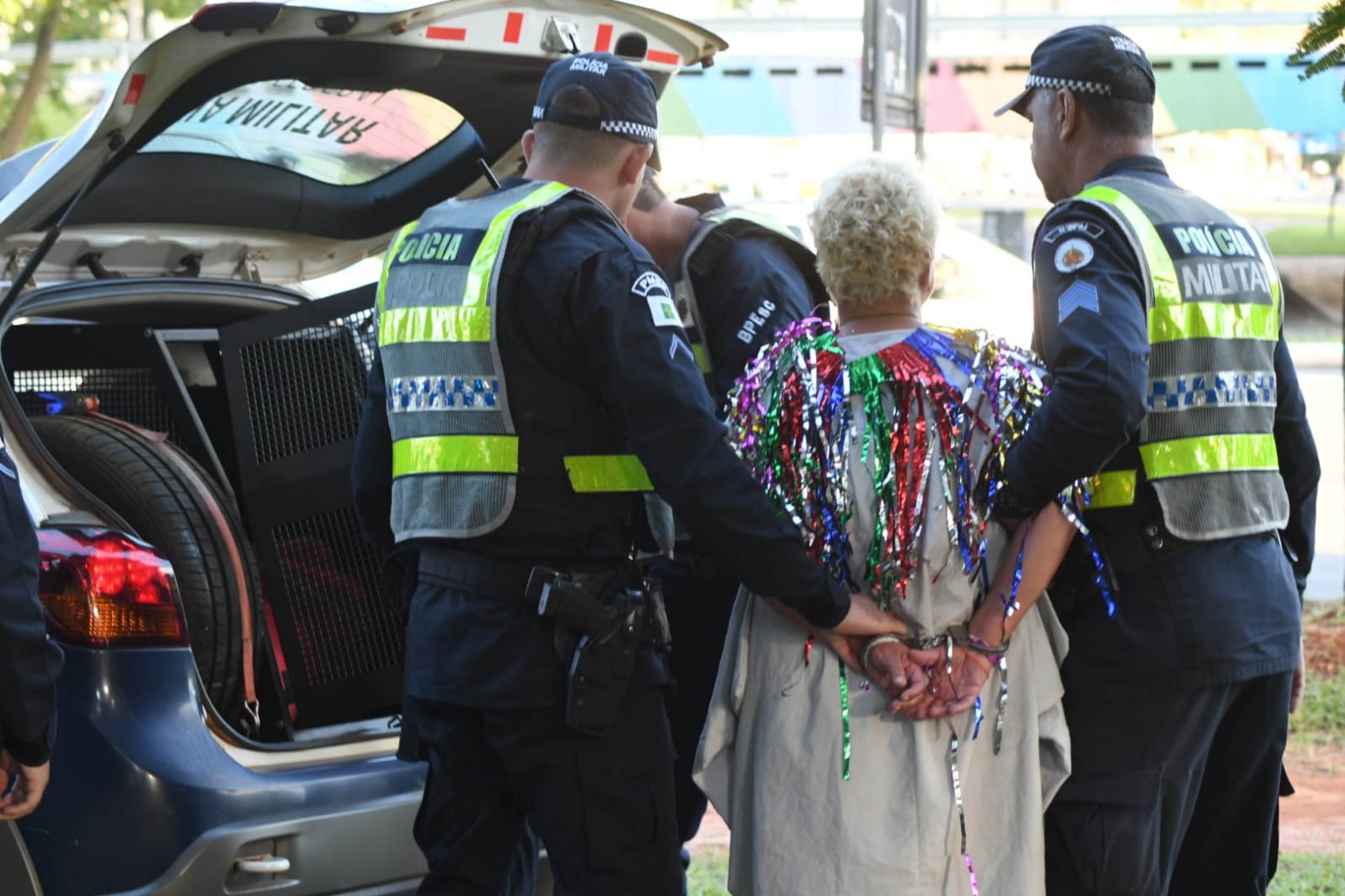 Vídeo: PM prende coordenadoras do Bloco Rebu após intervenção em abordagem