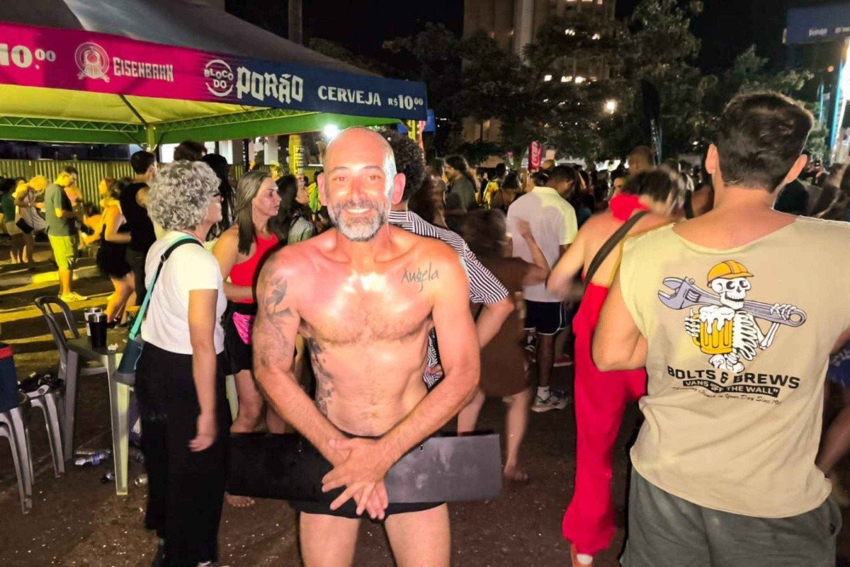 Matheus Paiva, 38, inovou na fantasia para curtir a folia