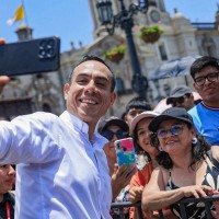 Jerí posa para selfie com simpatizante em frente à Casa de Pizarro, sede do governo, em Lima, na véspera de sua queda  -  (crédito: Presidência do Peru/AFP)