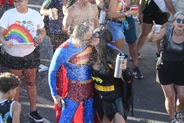 Muito amor, confete e serpentina no bloco Pacotão - (crédito: Marcelo Ferreira/CB/D.A Press) Muito amor, confete e serpentina no bloco Pacotão - (crédito: Marcelo Ferreira/CB/D.A Press)