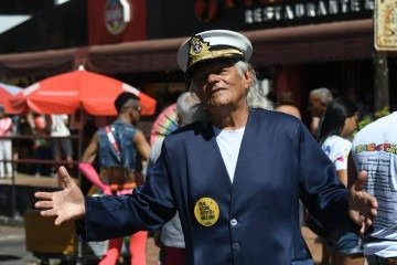 Amâncio da Silva, 77 anos: folião raiz — mesmo no calorão -  (crédito: Marcelo Ferreira/CB)