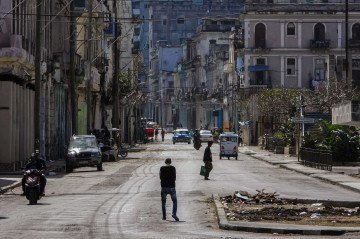 Movimento tranquilo em rua da Cidade Velha de Havana, afetada pela grave crise energética  -  (crédito: Adalberto Roque/AFP)
