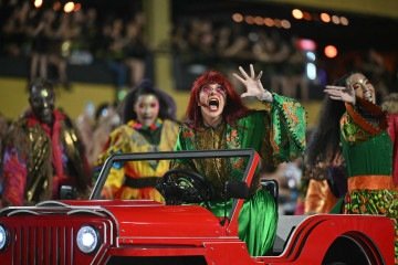 Mocidade Independente de Padre Miguel abre segunda noite de desfiles com homenagem à cantora Rita Lee       -  (crédito: Mauro PIMENTEL / AFP)