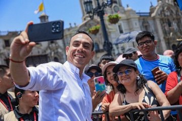Jerí posa para selfie com simpatizante em frente à Casa de Pizarro, sede do governo, em Lima, na véspera de sua queda - (crédito: Presidência do Peru/AFP) Jerí posa para selfie com simpatizante em frente à Casa de Pizarro, sede do governo, em Lima, na véspera de sua queda - (crédito: Presidência do Peru/AFP)