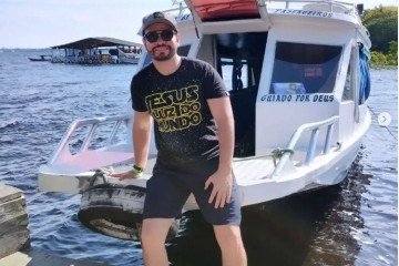 Fernando Grandêz, uma das vítimas do acidente em Manaus, em frente a uma lancha que iria para o encontro das águas, local onde o acidente aconteceu -  (crédito: Reprodução/Redes Sociais)