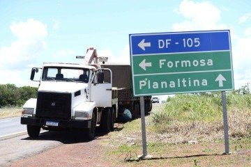 De acordo com informações dos Bombeiros do Goiás, a carreta seguia no sentido Bahia, enquanto o veículo de passeio trafegava em direção a Formosa - (crédito: Minervino Júnior/CB/D.A.Press) De acordo com informações dos Bombeiros do Goiás, a carreta seguia no sentido Bahia, enquanto o veículo de passeio trafegava em direção a Formosa - (crédito: Minervino Júnior/CB/D.A.Press)
