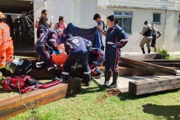 Parquinho desaba sobre crian&ccedil;as em condom&iacute;nio em Vespasiano, na Grande BH. Uma delas morreu e outras quatro ficaram feridas -  (crédito: CBMMG/Divulga&ccedil;&atilde;o)