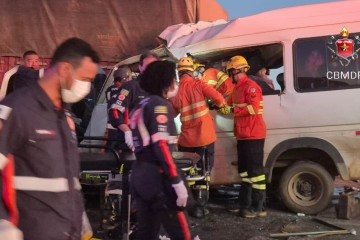 Colisão entre van e caminhão deixa 5 mortos no Entorno do DF - (crédito: Reprodução/CBMDF ) Colisão entre van e caminhão deixa 5 mortos no Entorno do DF - (crédito: Reprodução/CBMDF )