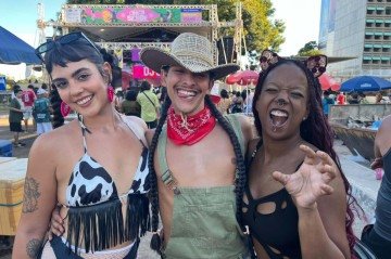 Os foliões Barbara de Bulhões, Fernanda Sena e Luiza Figueiredo (da esquerda para a direita), enquanto curtiam o carnaval no Setor Comercial Sul -  (crédito: Vitória Torres / CB / DA Press)