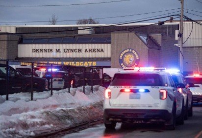 Pelo menos duas pessoas morreram e três ficaram feridas em um tiroteio em uma pista de gelo na cidade de Pawtucket, no nordeste dos EUA, na segunda-feira -  (crédito: Joseph Prezioso / AFP) -Pelo menos duas pessoas morreram e três ficaram feridas em um tiroteio em uma pista de gelo na cidade de Pawtucket, no nordeste dos EUA, na segunda-feira -  (crédito: Joseph Prezioso / AFP)
