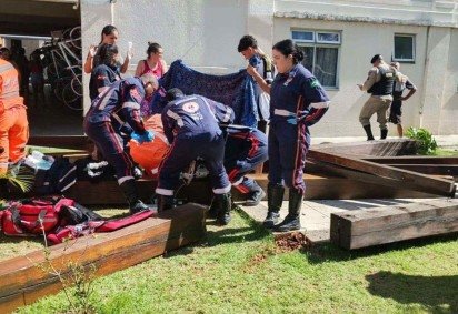 Parquinho desaba sobre crian&ccedil;as em condom&iacute;nio em Vespasiano, na Grande BH. Uma delas morreu e outras quatro ficaram feridas -  (crédito: CBMMG/Divulga&ccedil;&atilde;o)