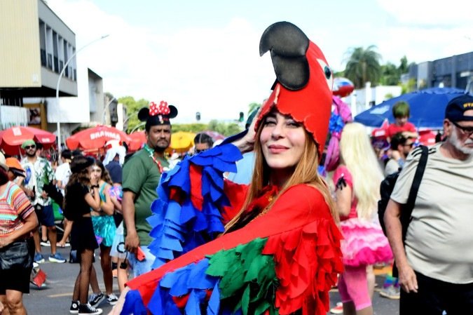 A professora de biologia Suelen Rodrigues se vestiu de arara    