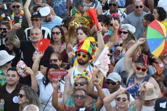 Tradicional bloco Pacotão saiu na 302 Norte em clima de protesto e irreverência; foliões levaram cartazes com recados políticos e de serviço