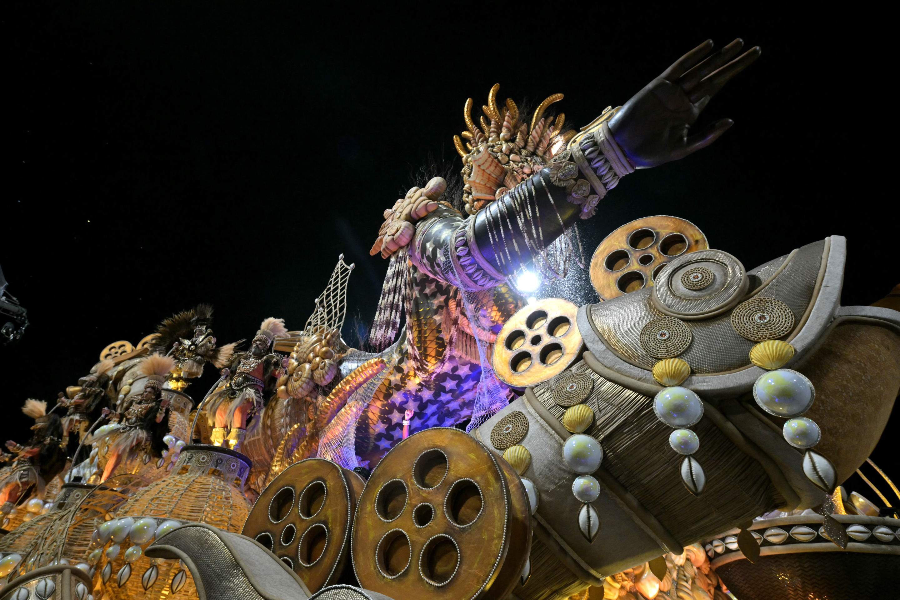 Foli&otilde;es da escola de samba Mocidade Alegre se apresentam durante o desfile de carnaval no Samb&oacute;dromo do Anhembi, em S&atilde;o Paulo, Brasil, na madrugada de 15 de fevereiro de 2026