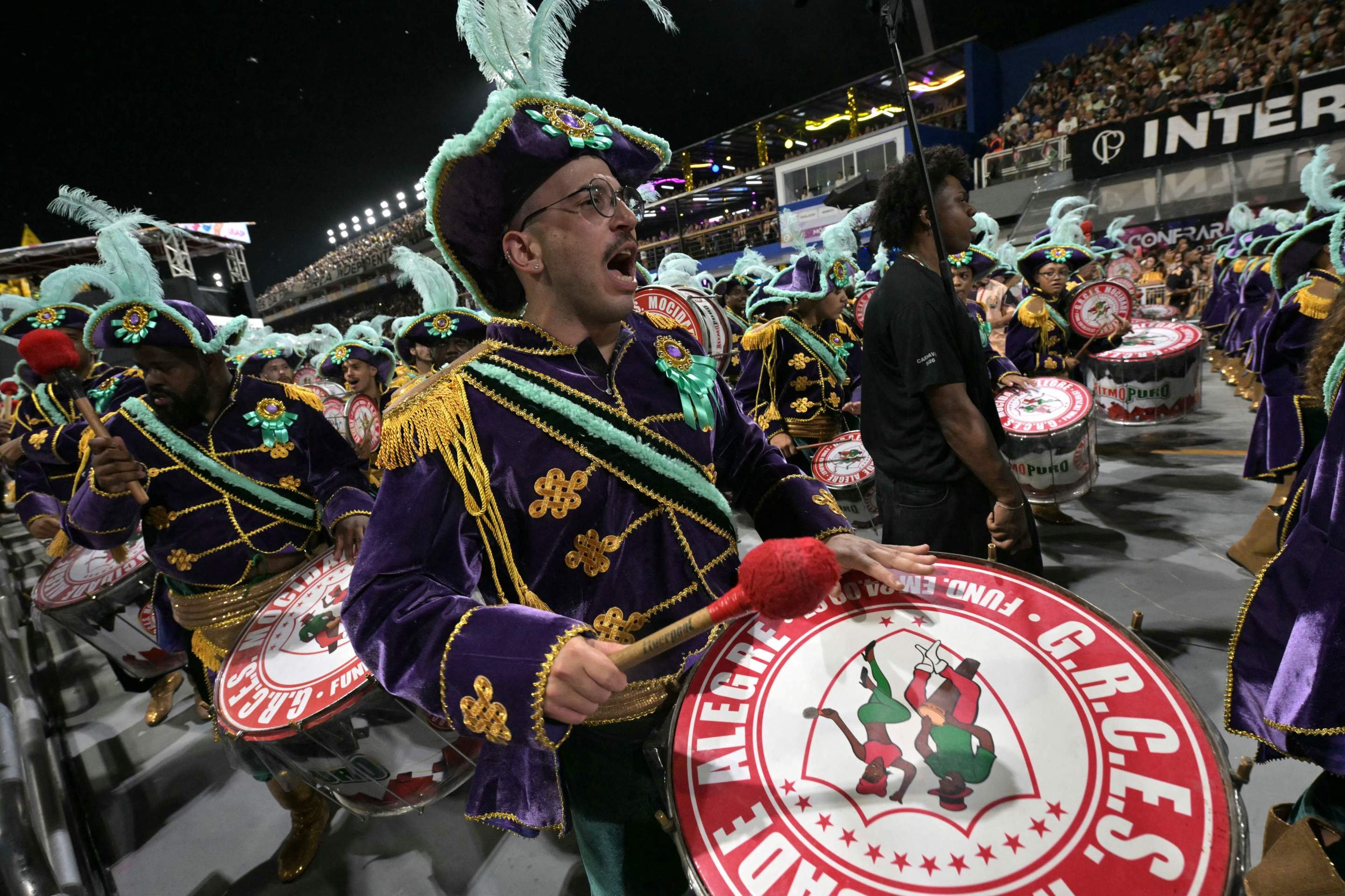 Foli&otilde;es da escola de samba Mocidade Alegre se apresentam durante o desfile de carnaval no Samb&oacute;dromo do Anhembi, em S&atilde;o Paulo, Brasil, na madrugada de 15 de fevereiro de 2026      
