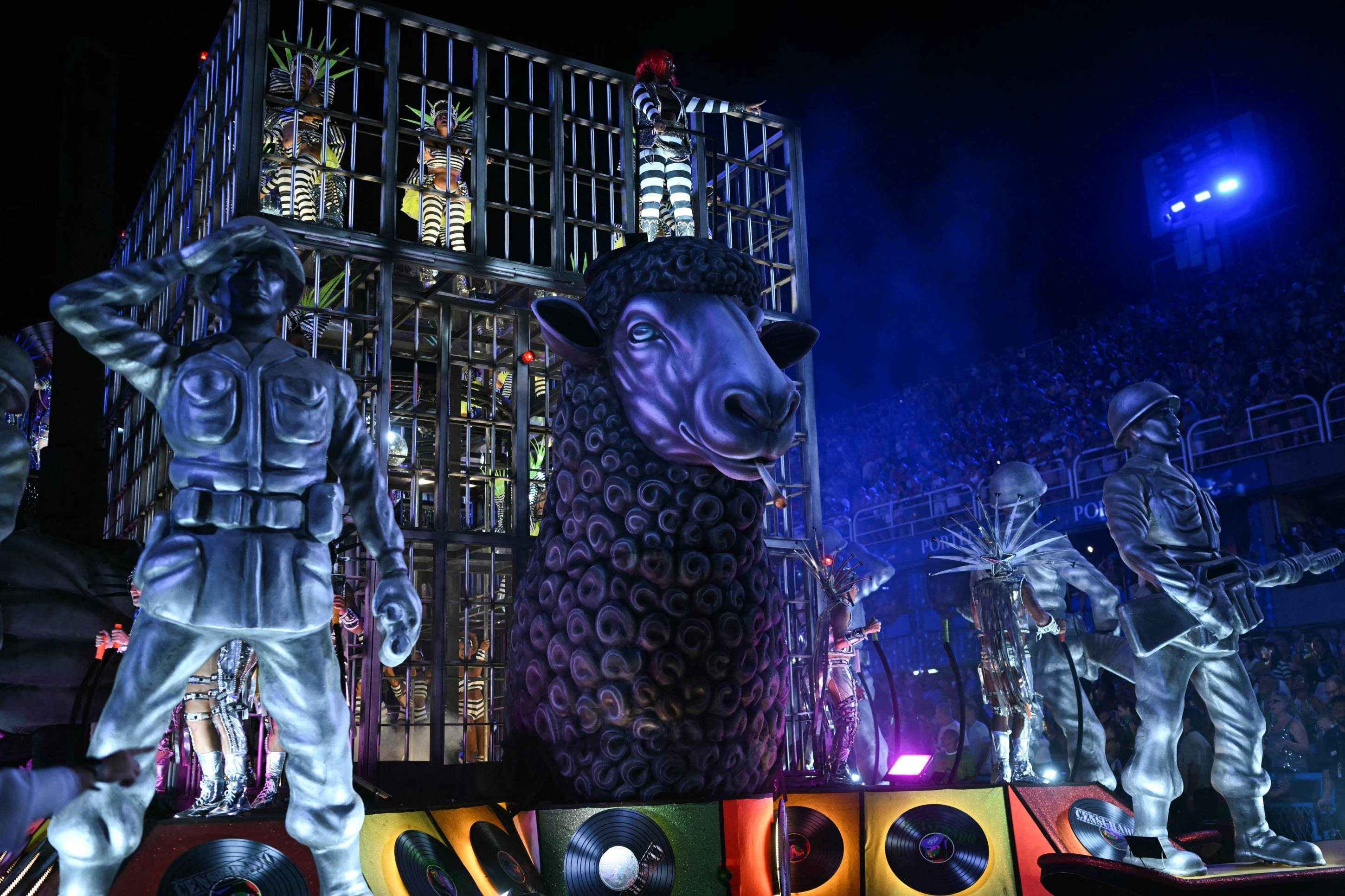 Foli&otilde;es da escola de samba Mocidade Alegre se apresentam durante o desfile de carnaval no Samb&oacute;dromo do Anhembi, em S&atilde;o Paulo, Brasil, na madrugada de 15 de fevereiro de 2026