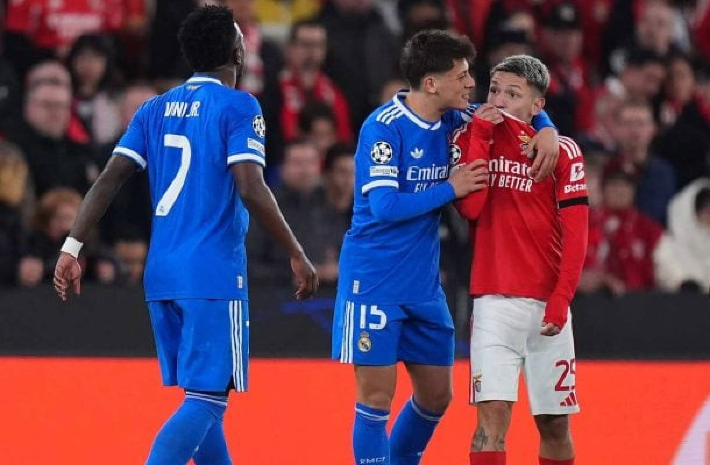 O momento em que Prestianni,com a camisa tapando a boca, insultou Vini,segundo o brasileiro -  (crédito: Foto:  Angel Martinez/Getty Images)
