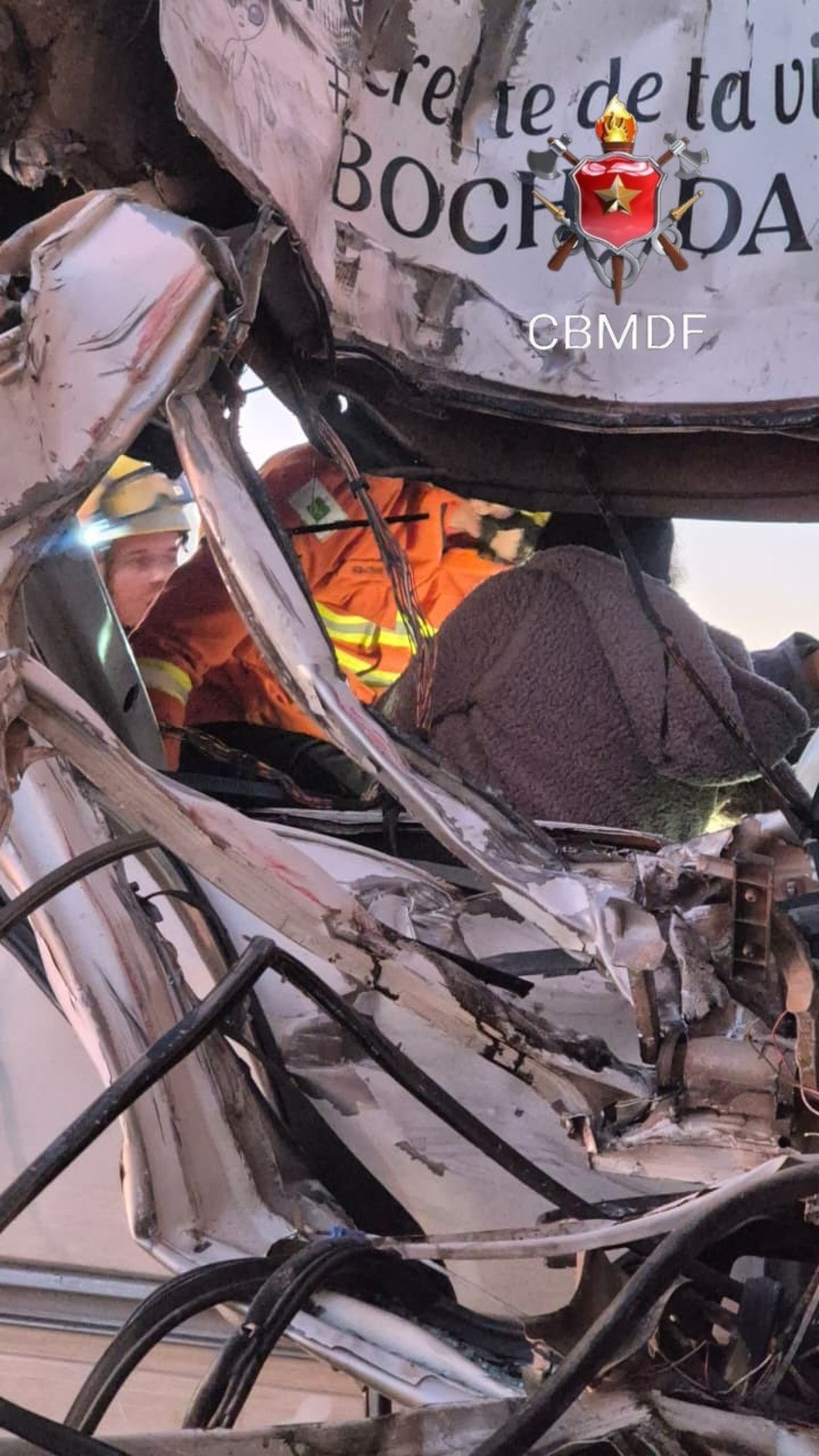 Colis&atilde;o entre van e caminh&atilde;o deixa 5 mortos no Entorno do DF